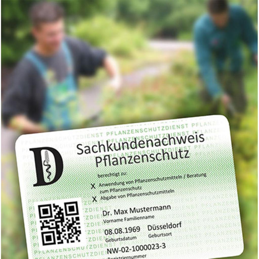 Ein beispielhafter Ausweis für Pflanzenschutz im Vordergrund. Landschaftsgärtner bei Pflegearbeit im Hintergrund.
